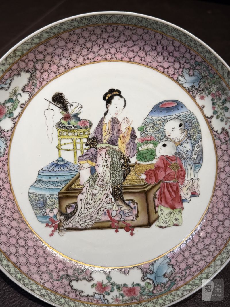 清雍正 外胭脂红内广珐琅仕女婴戏图盘 - 图5